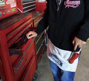 Photo2: LOWES Apron