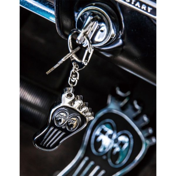 Photo1: MOONEYES Barefoot Gas Pedal Metal Keyring (1)